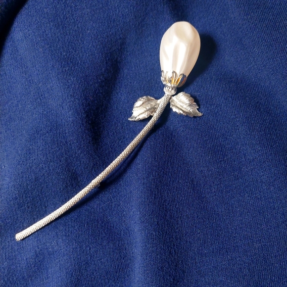 Vintage Lisa Schallert Large Faux Pearl Rose Flower Brooch Pin - Picture 1 of 2